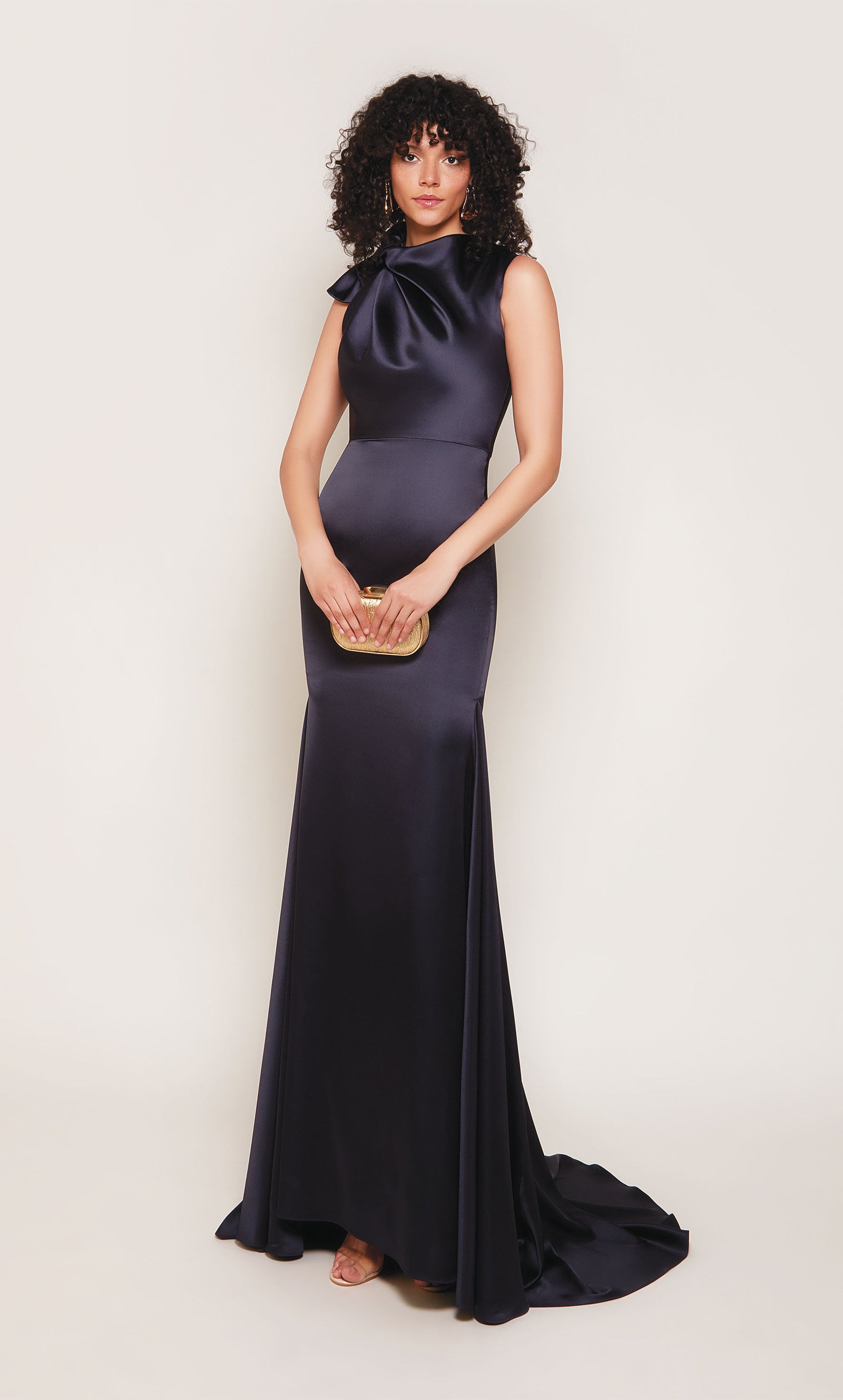 ALYCE Paris 7067 Vestido recto de novia con escote alto y cola