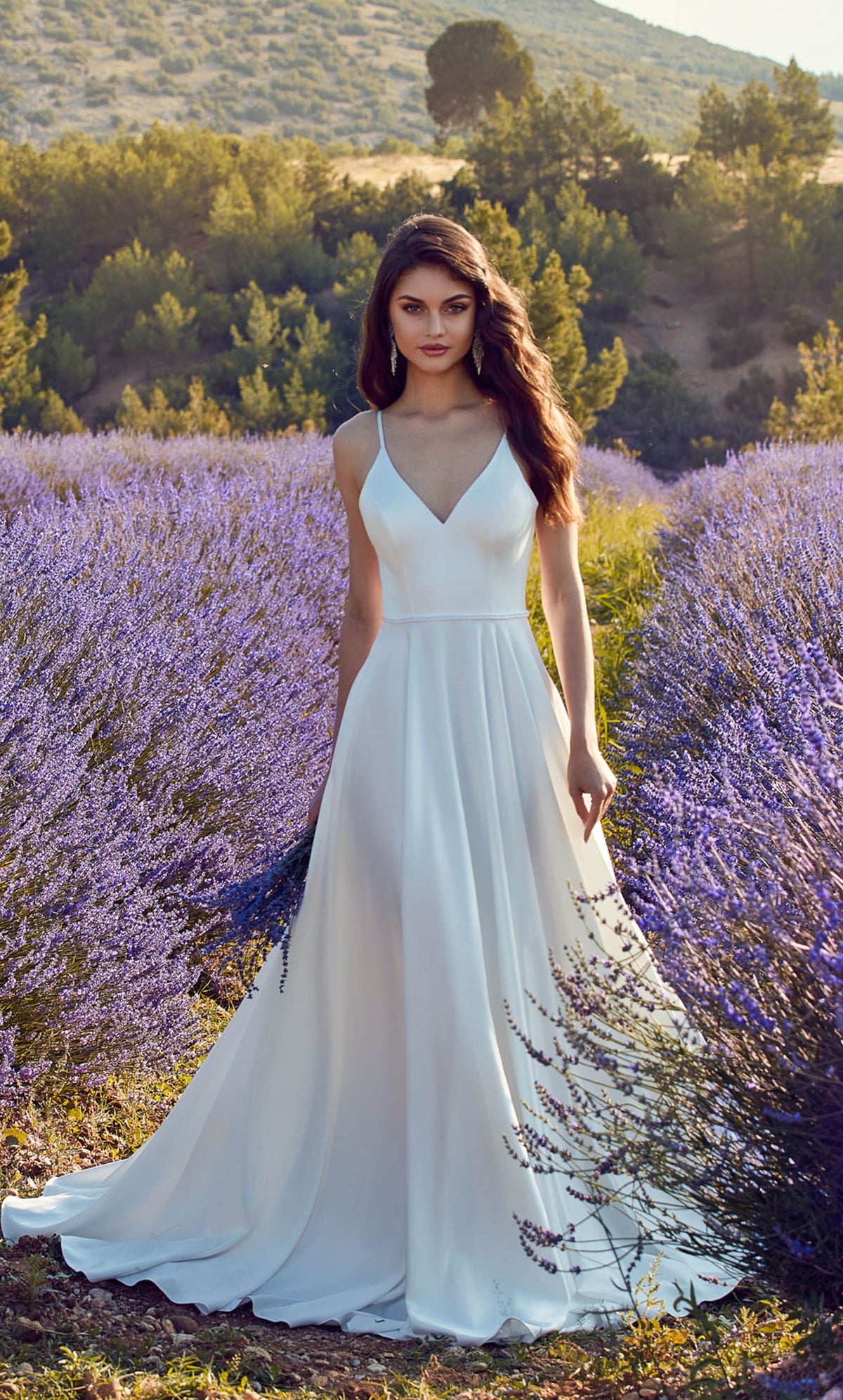 Alyce Paris 7089 Botones de cuello en V nupcial Vestido de plenitud media