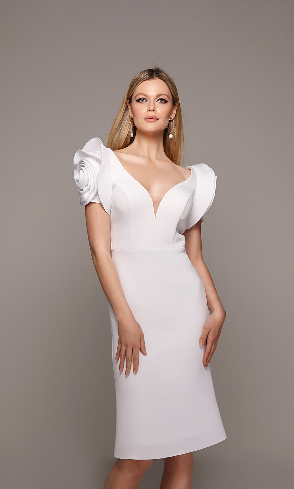 Alyce Paris 70024 Robe droite à col en V Bridal en V / drapé