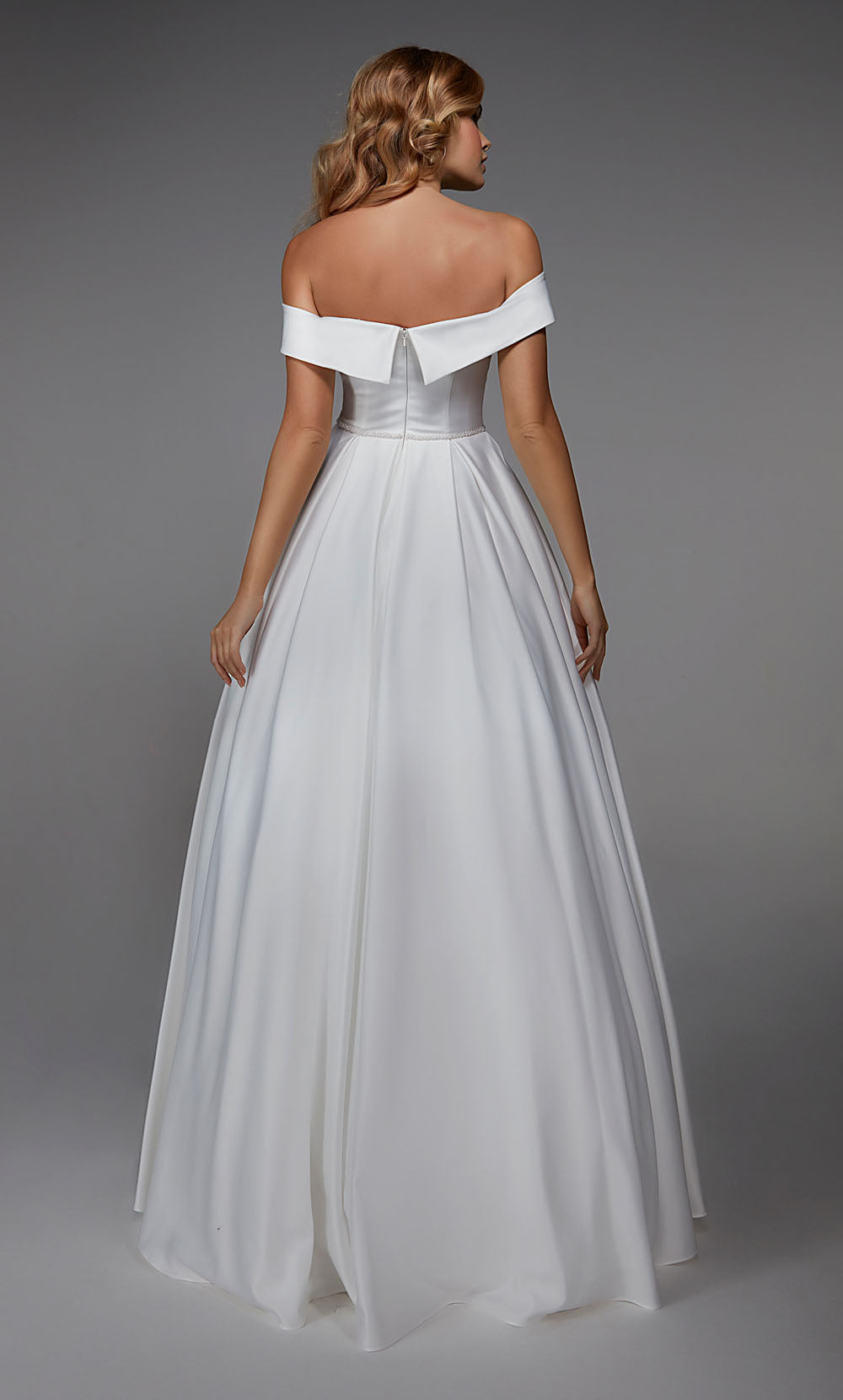 Alyce Paris 7023 Bridal Off the ombro simples um vestido de linha