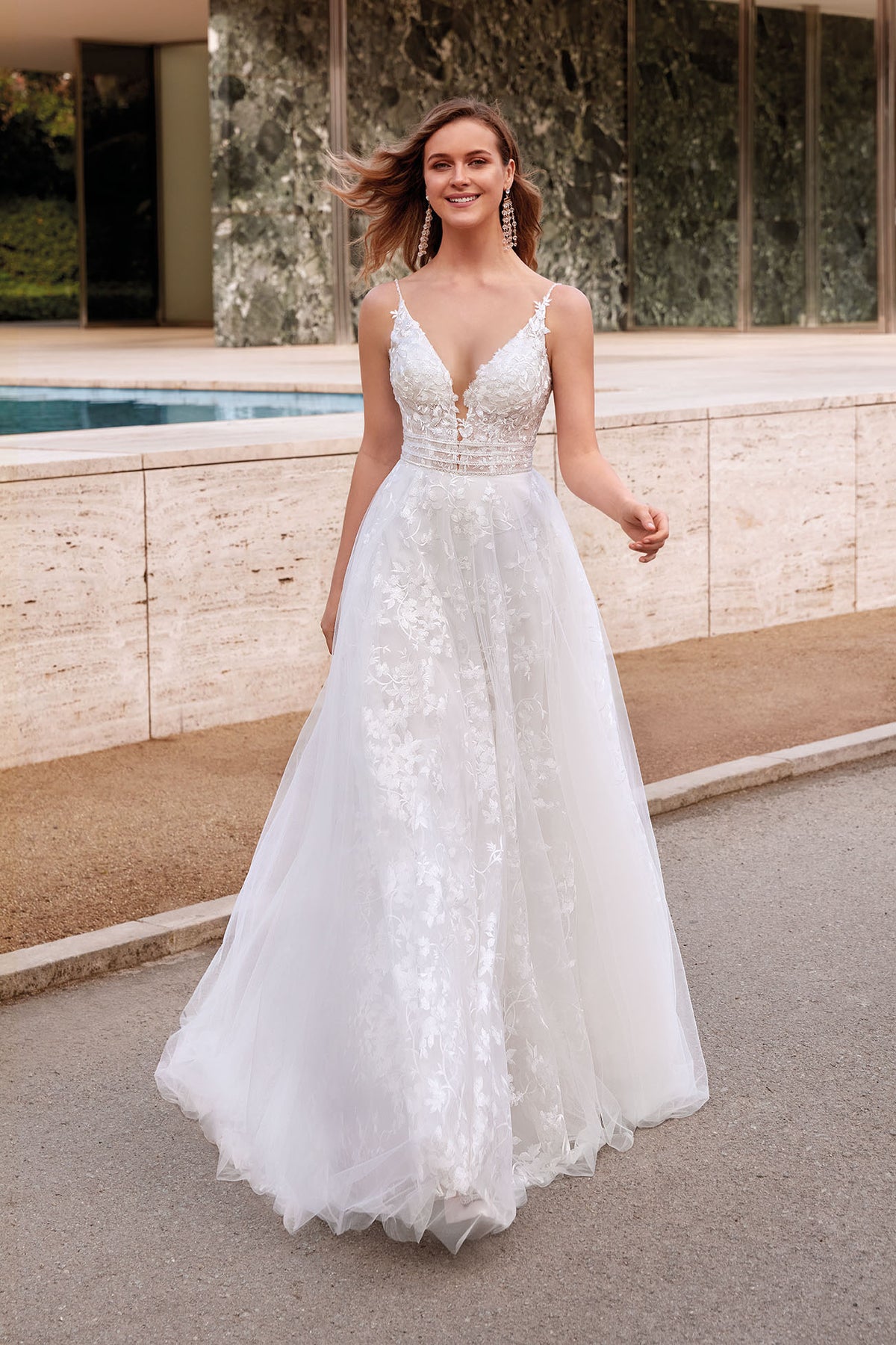 Alyce Paris 7036 Bridal hundido brillante/brillante un vestido de línea