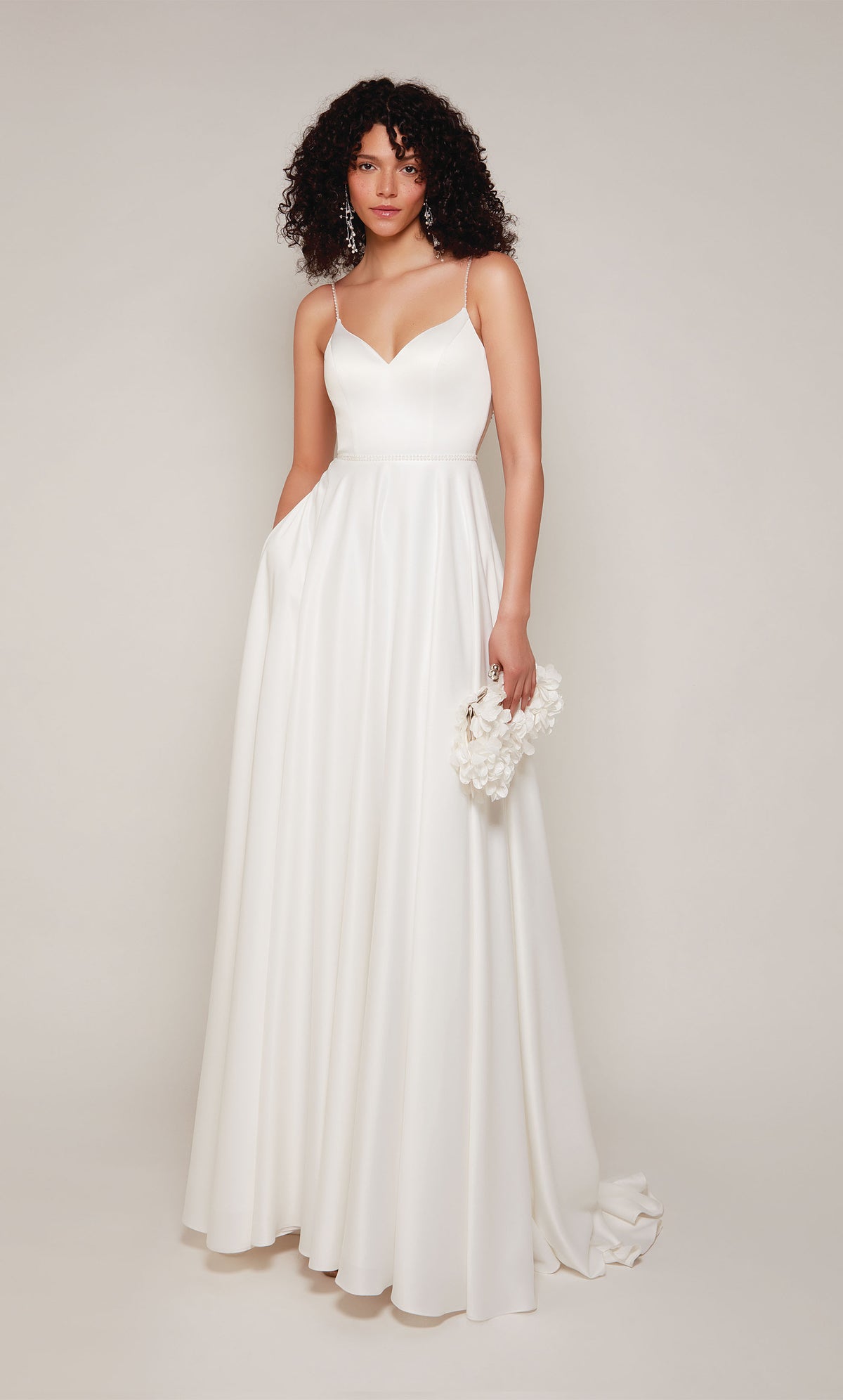 Alyce Paris 7099 Bridal V-Neck a embelli une robe de ligne