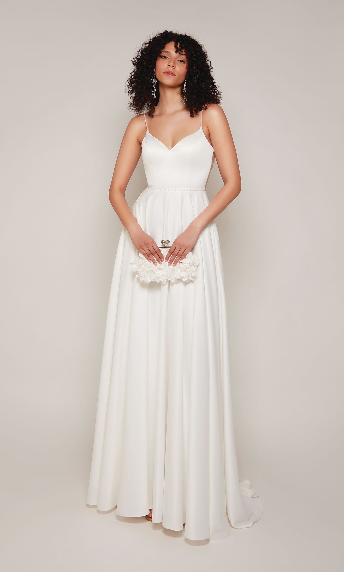 Alyce Paris 7099 Bridal en V-Neecos adornado con un vestido de línea