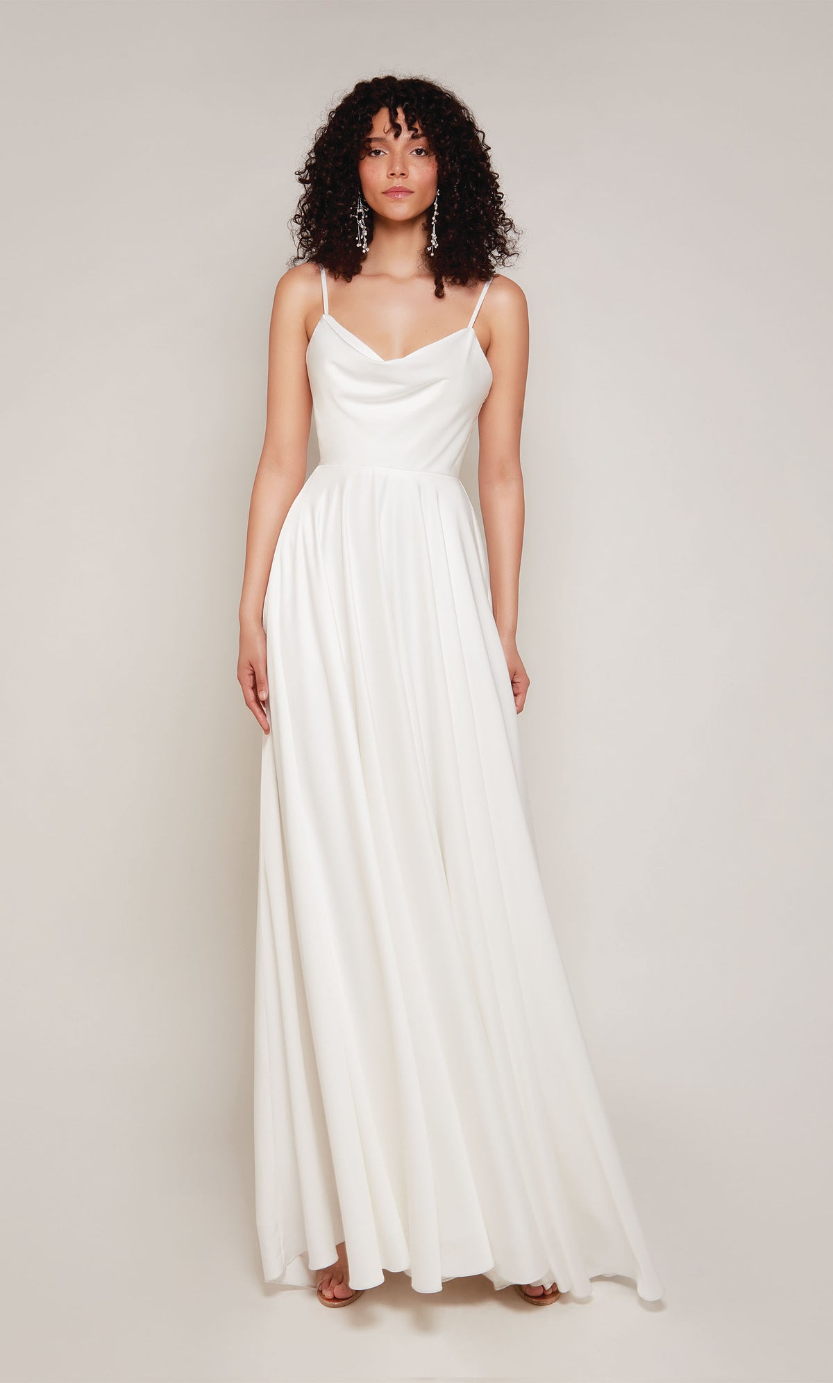 Alyce Paris 7100 Bridal Cowl Train Train Среднее платье полноты