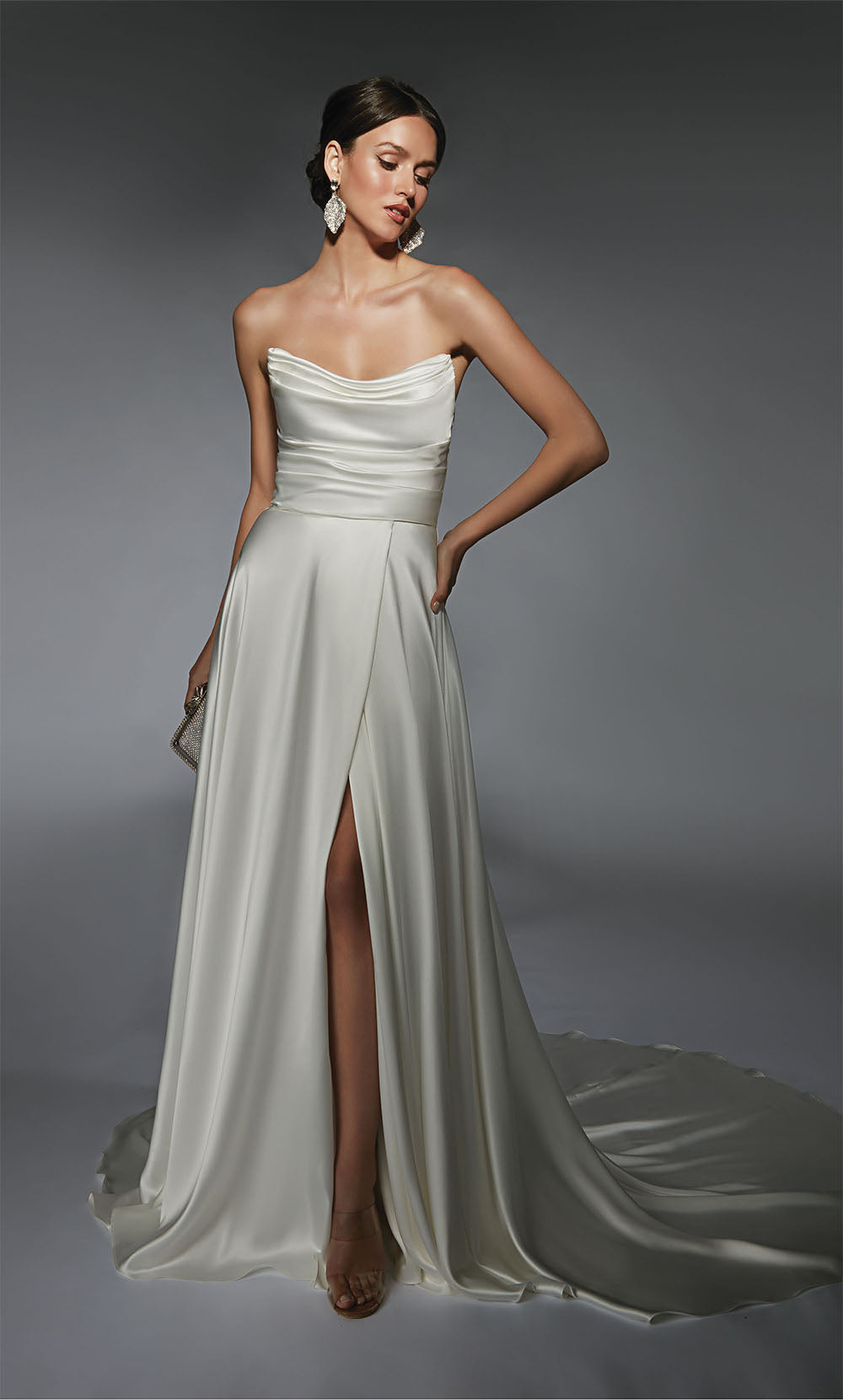 Alyce Paris 7107 Bridal Cowl Slit un vestido de línea