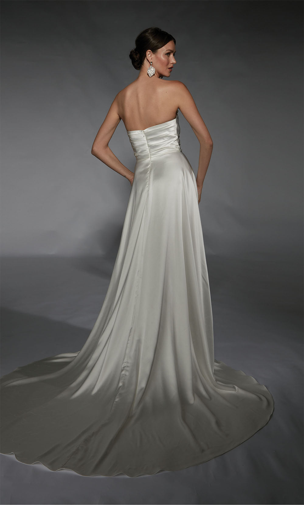 Alyce Paris 7107 Bridal Cowl Slit un vestido de línea